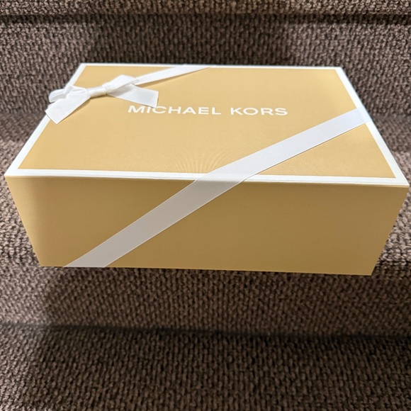 🎁 Elegant Michael Kors Gift Box – Perfect for Gifting - Picture 2 of 3